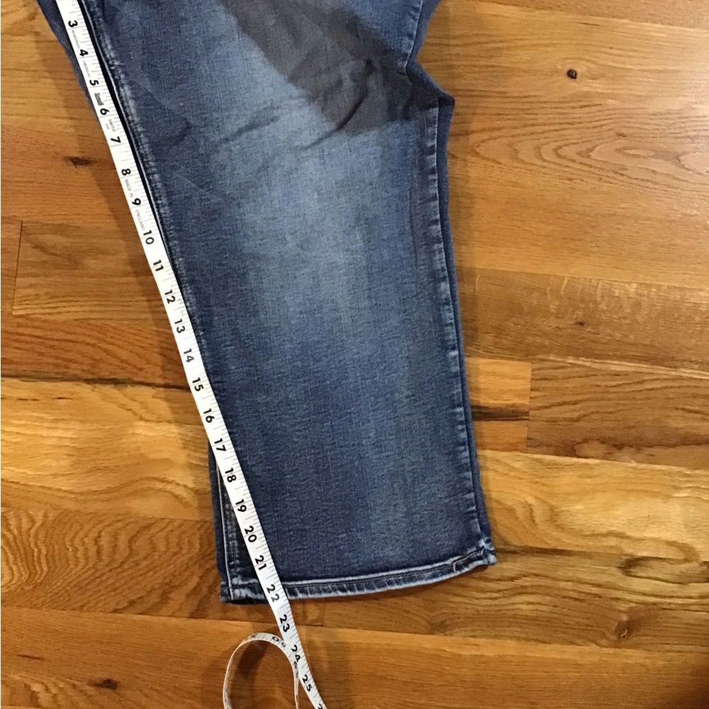 Woman’s size 22 Maurices stretch denim capris R - Picture 2 of 9